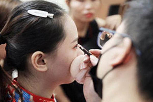 �Ʒ���ױ����