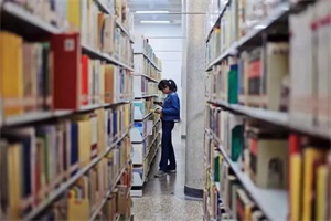  青岛大学出国留学校园环境图书馆