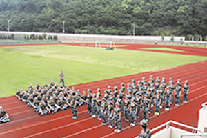 三河市燕橋學校操場軍訓