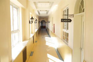 北京市君誼中學教學樓走廊