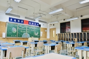 成都市郫都区绵实外国语学校教室环境