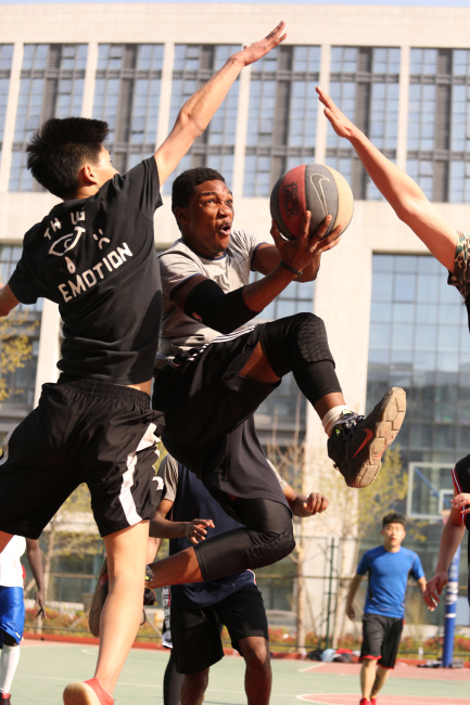 中国石油大学举行中外学生篮球友谊赛