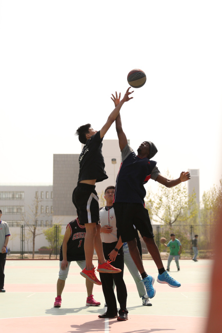 中国石油大学举行中外学生篮球友谊赛