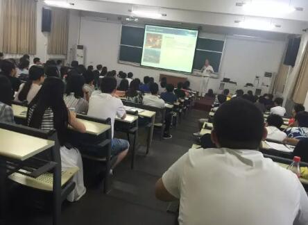 德国杜伊斯堡埃森大学招生考试在北外成功举办