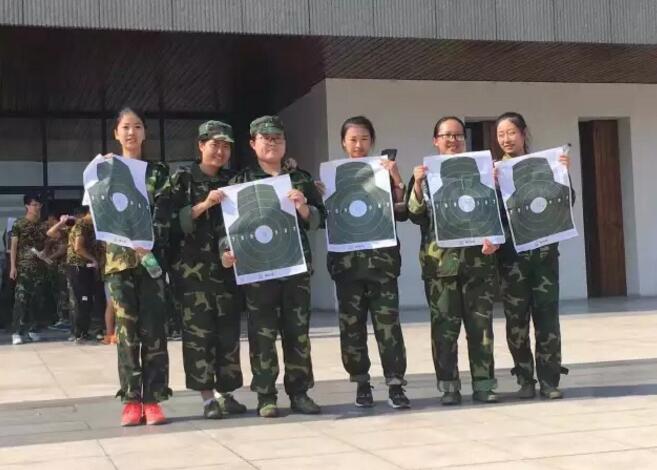 北航3+2留学2016级新生进行军训打靶训练