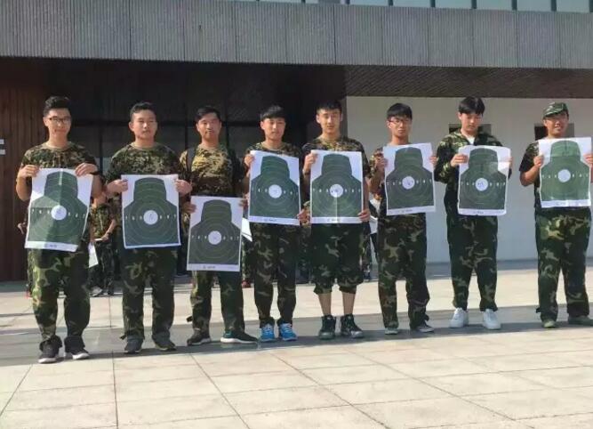 北航3+2留学2016级新生进行军训打靶训练