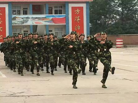 北航3+2留学项目2016级新生举行军训闭营式