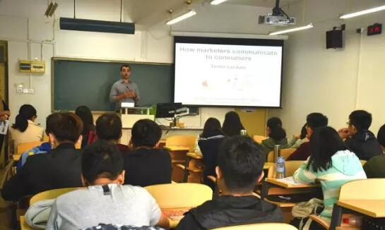 英国基尔大学教授亲临外经贸国际预科课程班