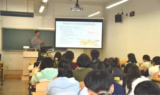 英国基尔大学教授亲临外经贸国际预科课程班