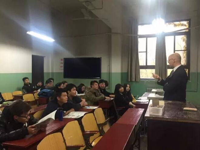 密德萨斯大学学术英语中心主任来访北航