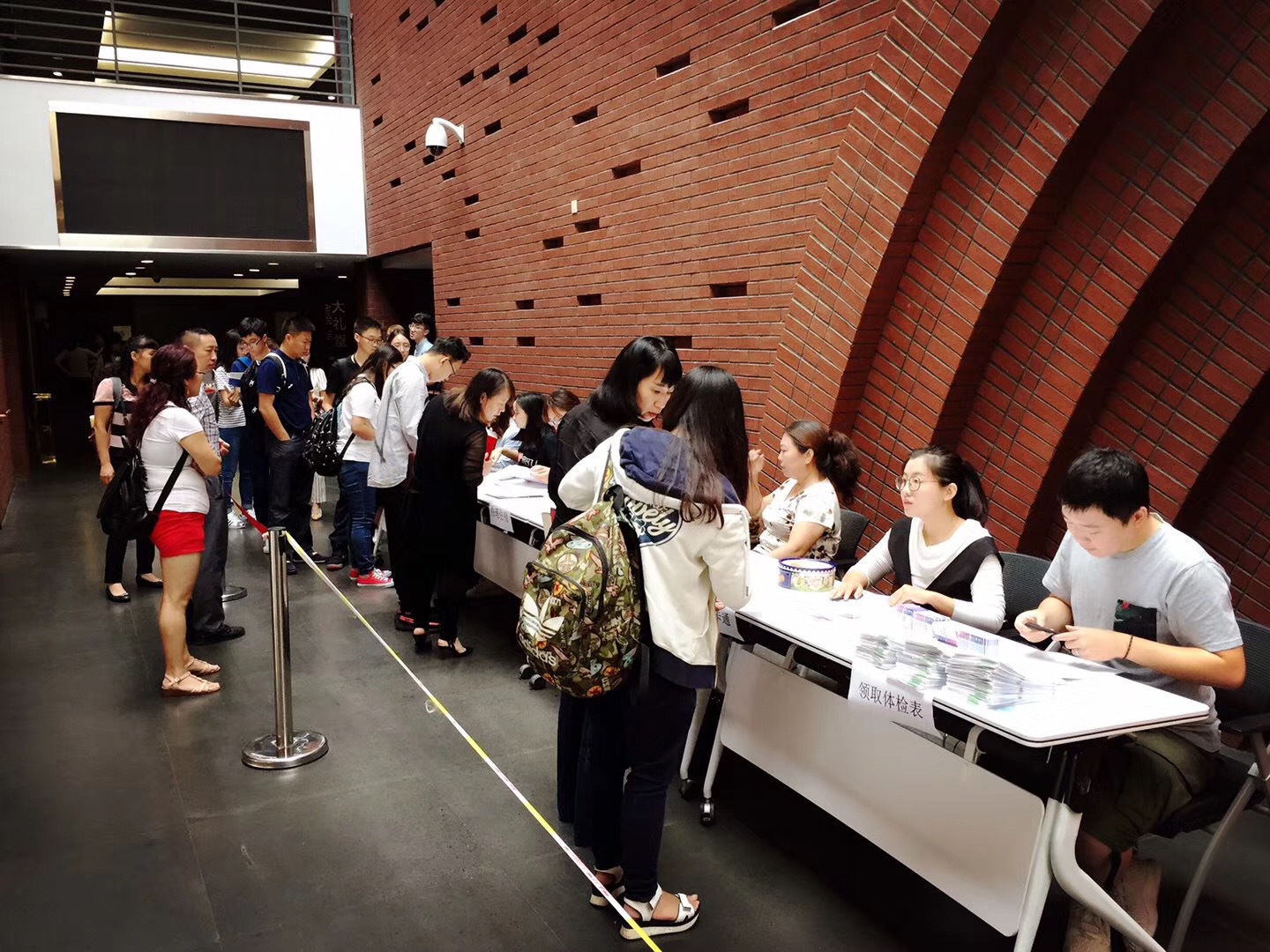 北京外国语大学出国留学新生报到现场人数涌动