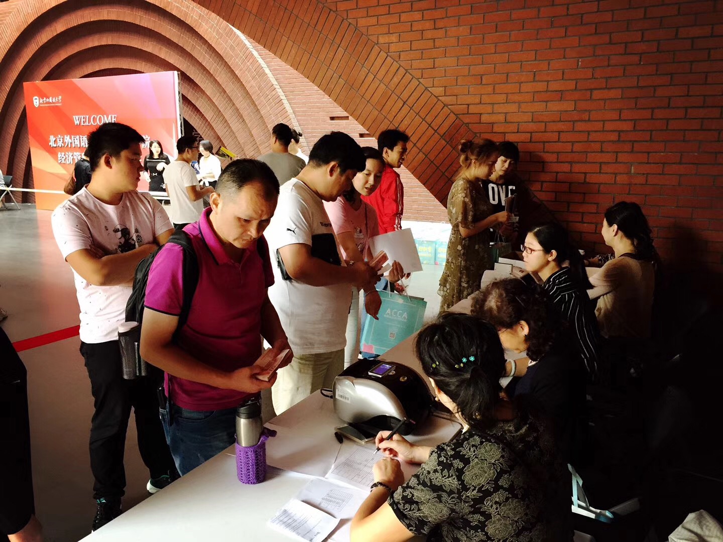 北京外国语大学出国留学新生报到现场人数涌动