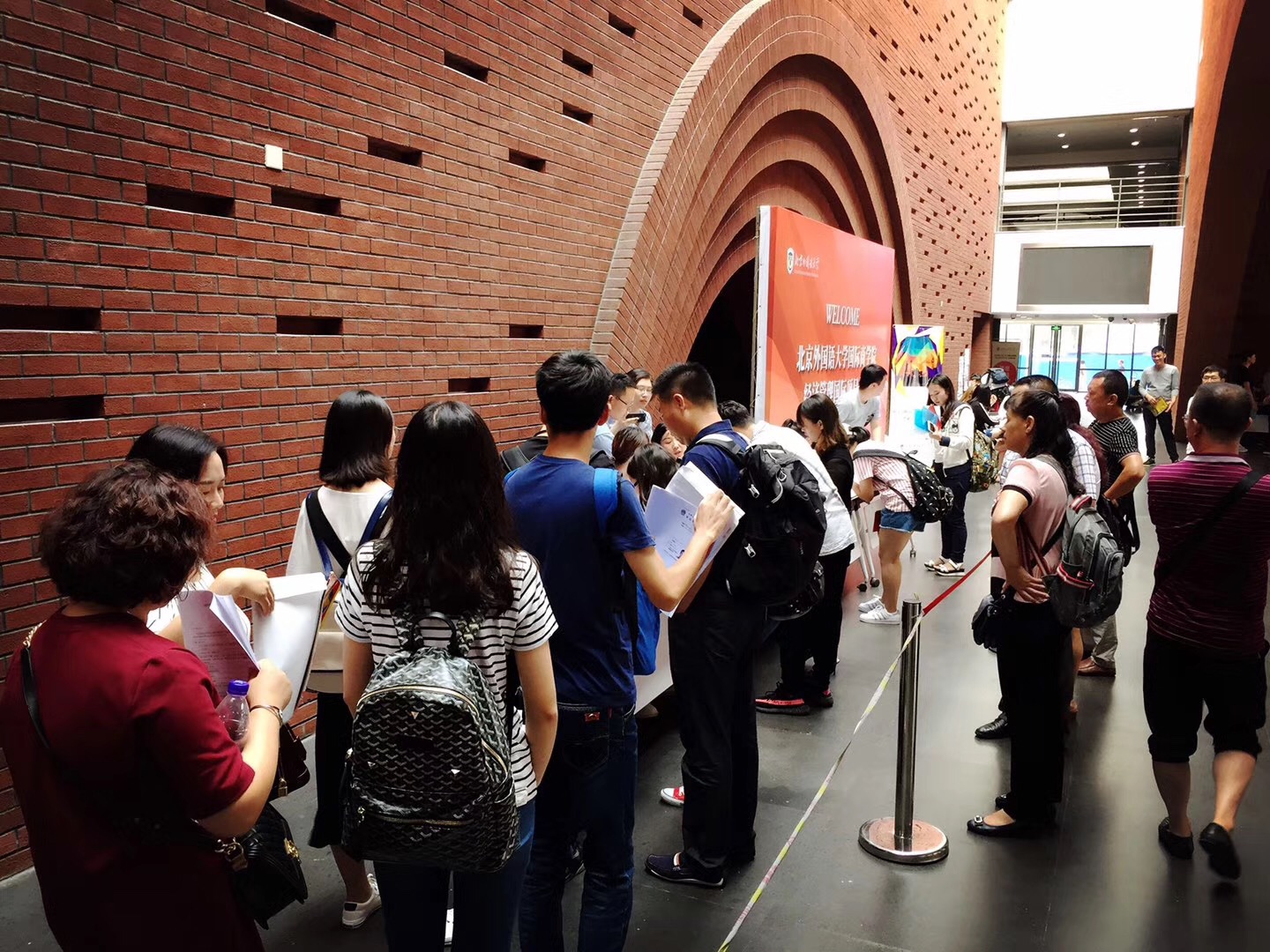 北京外国语大学出国留学新生报到现场人数涌动