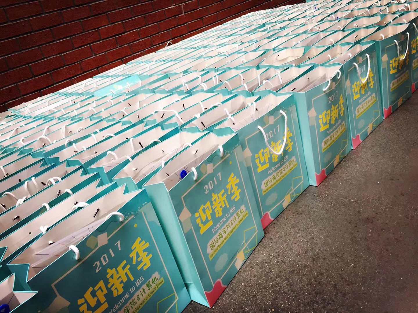 北京外国语大学出国留学新生报到现场人数涌动