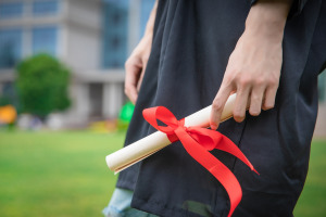 报考经济学在职研究生，哪种方式能获得学历证书?