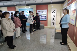 中国石油大学出国留学基地组织师生参观校史馆2.jpg