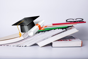 中国政法大学经济法学在职研究生学费贵吗？