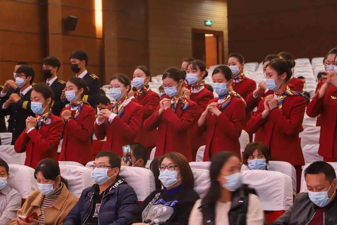 武漢工程科技學(xué)院民航職業(yè)教育授裝儀式暨年度表彰大會