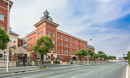 摄图网_500828361_蓝天白云下的建筑(企业商用).jpg