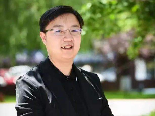 從數(shù)學天才到暖心校長，新府學創(chuàng)校校長姚宇堃如何打造出一匹教育“黑馬”？