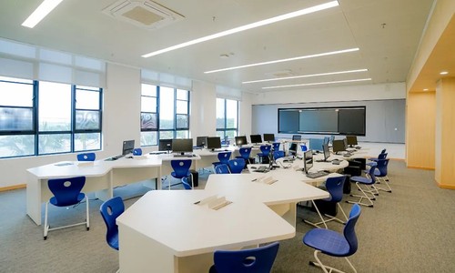 ����Ӣ��ʢ�˵�ѧУ