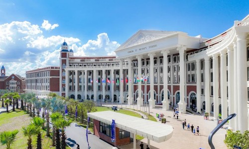 ����Ӣ��ʢ�˵�ѧУ