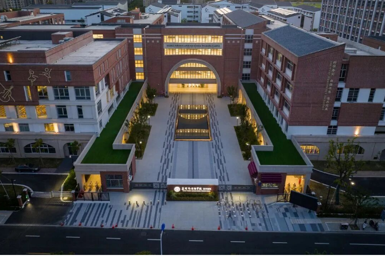 苏州外国语学校吴中校区校门口